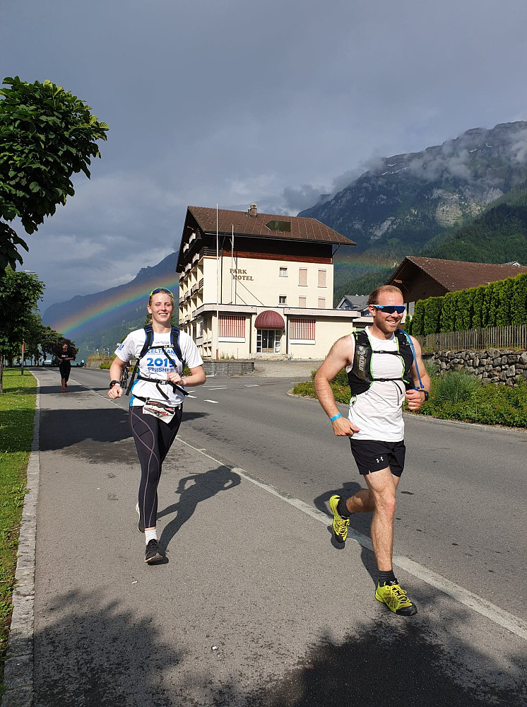 Natasha og jeg ved Bönigen, like ved Interlaken undervegs på maratonen. Det er langt igjen, men stemningen er på topp
