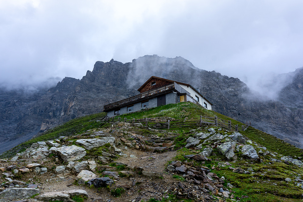 En av hyttene vi passerte på vei opp mot Payerhütte