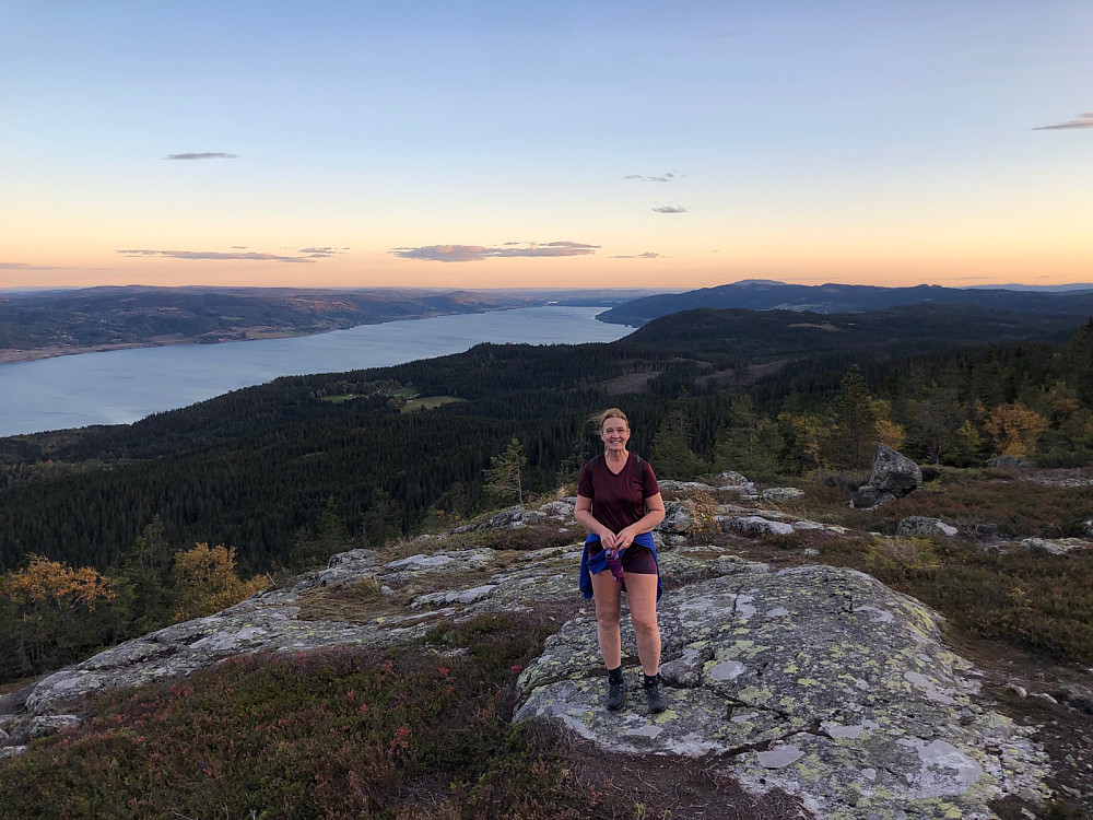 Donna på utsiktspunktet med Mjøsa i sørlig retning