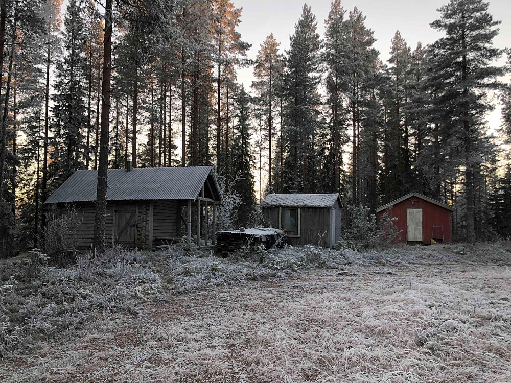 En forlatt hytte vi passerte da vi fulgte anleggsveien. Like bortenfor fant vi et ganske ferskt bål, men ikke snurten av folk. Mystisk