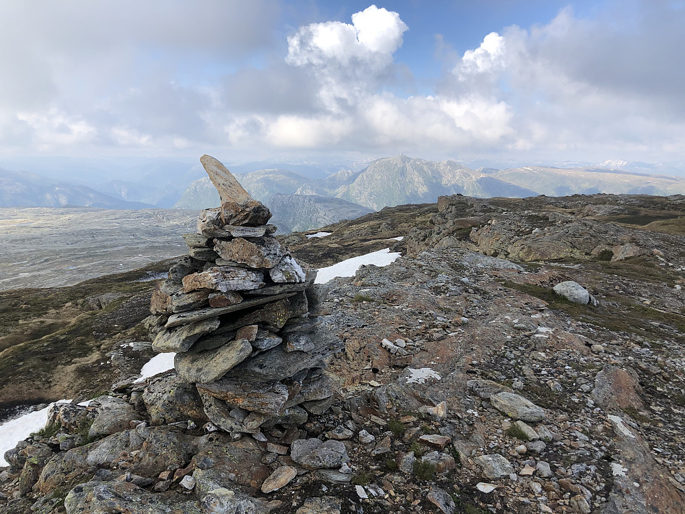 Toppen av Storafjellet. Selve toppunktet ligger ved trigpunktet like bak.
