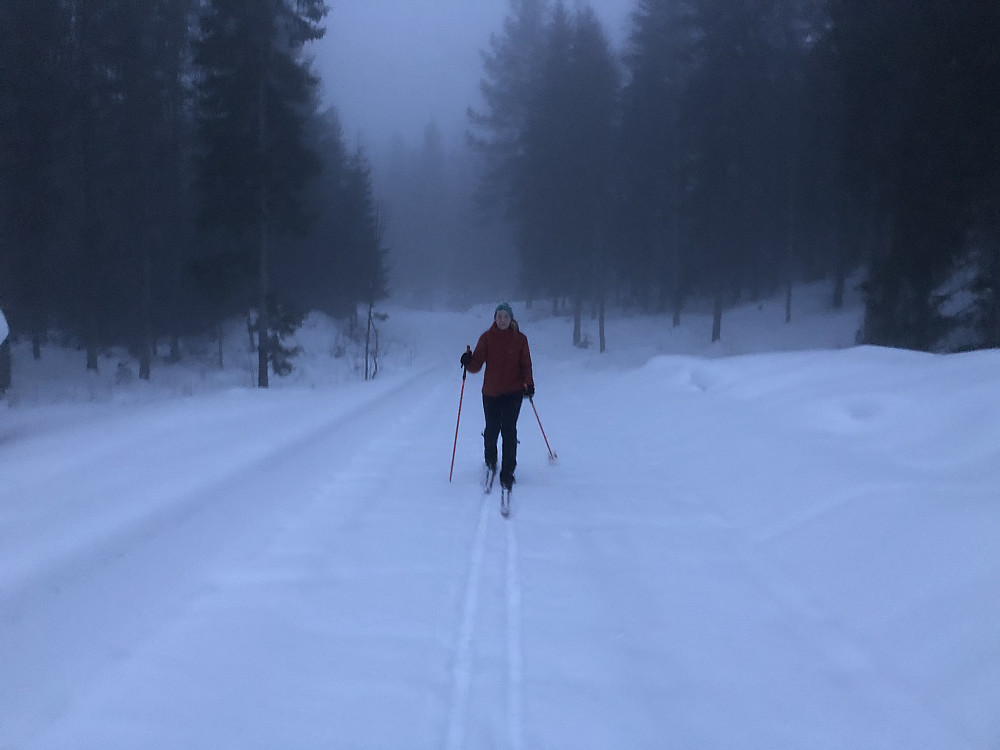 I klissvåt snø på vei oppover. Vi har ikke med hodelykt, det har så smått begynt å skumre og vi innser at det vil være mørkt før vi når toppen