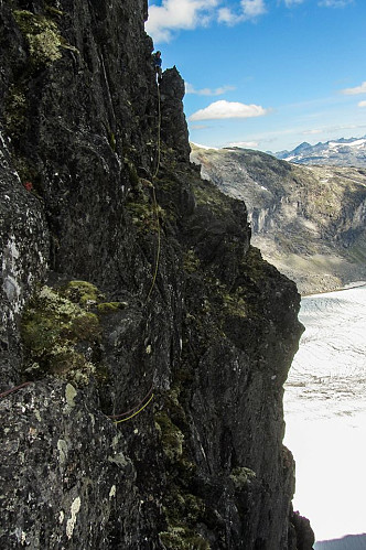 Den beryktede Fingertupptraversen på Kjerringi. Legg merke til hvor smalt det er og hvor mye mose som ligger langs fjellsiden