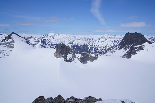 Mjøledalsbreen og Uranosbreen nedenfor. Til høyre ser man Søre Sagi og nedenfor til venstre titter Uraknatten fram