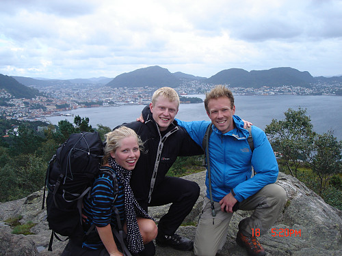Meg, Sigbjørn og Elisabeth på toppen av Ørneberget.