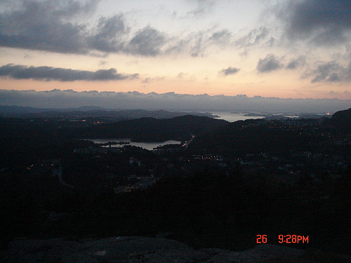 Bergen by i skumringen sett fra Skarpafjellet.