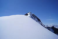 Full vinter på Steinflytind 2318 moh. Vi måtte passere på venstre side etter skavlen for så å gå opp på toppen.