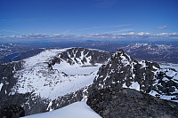 Steinflytind 2318 moh forran. Bak ser man Høgdebrotet 2226 moh.