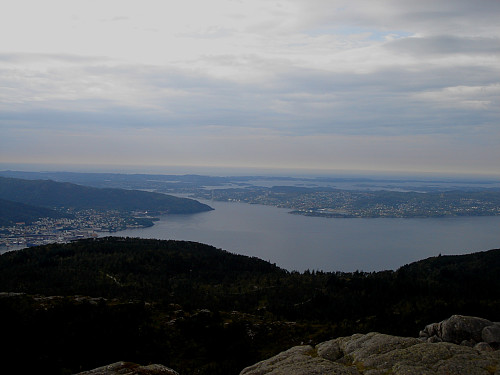 Utsikt mot Askøy med småøyene. Sett fra Blåmanen Vest 552 moh