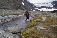 Eivind krysser elven i Leirungsdalen