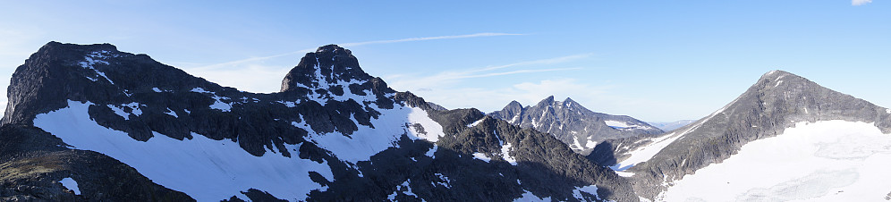Panoramabilde. Fra venstre: Langedalstind, Mesmogtind, Knutsholstinder og Kvitskardtind