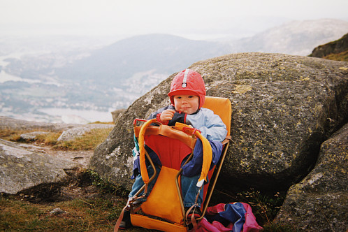 Meg i bæremeis i 1993 nedenfor toppen av Ulriken. Ett av de syv fjell som omringer Bergen by.