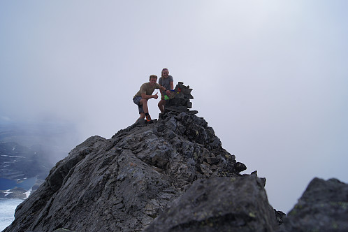 Meg og Sigrid på toppen av Uranostinden 2157 moh. 