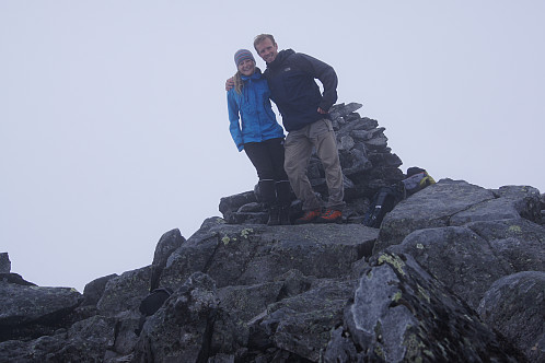 Meg og Sigrid på toppen av Falketind 2067 moh