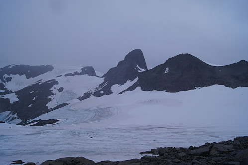 Ett lite avbrekk fra tåken og Stølsnostinden 2074 moh til venstre og Midtre Stølsnostinden 2001 moh titter fram. 