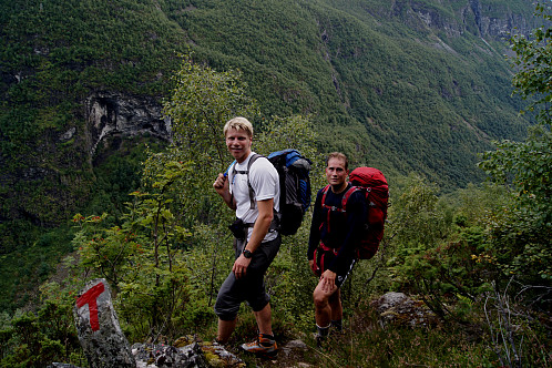 Sondre og Øyvind på vei opp til Stølsmaradalen