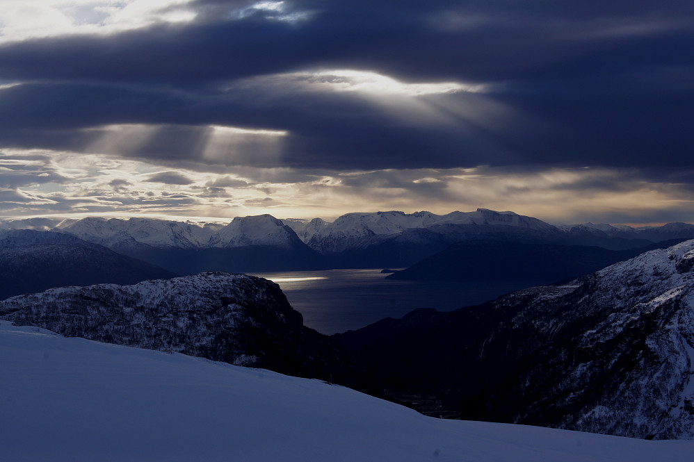 Hardangerfjorden i flott lys