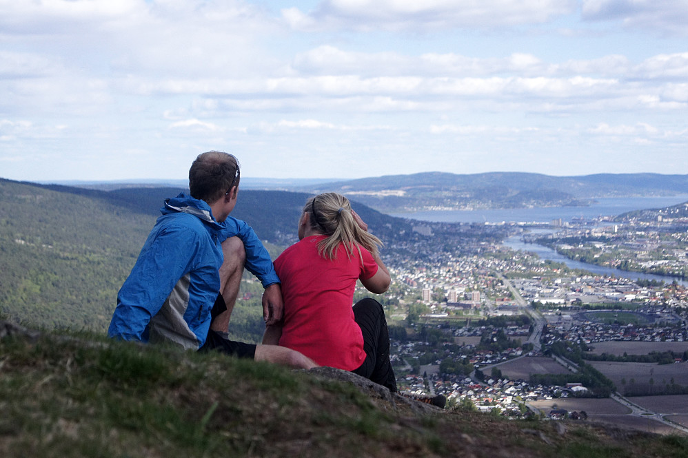 Nyter utsikten mot Drammen fra Solbergfjellet