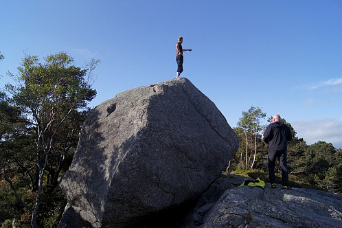 Øyvind på toppen av Eikelisteinen. Knut Sverre tar koordinatene.