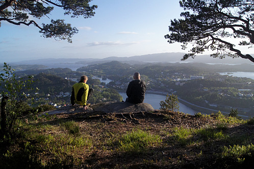 Øyvind og Knut Sverre nyter utsikten fra Svartaberget