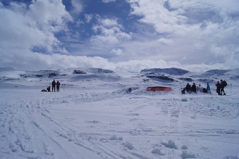 Det som startet som en dag med gråvær endte med å bli en solværsdag i fjellet. Her sett mot Hardangerjøkulen