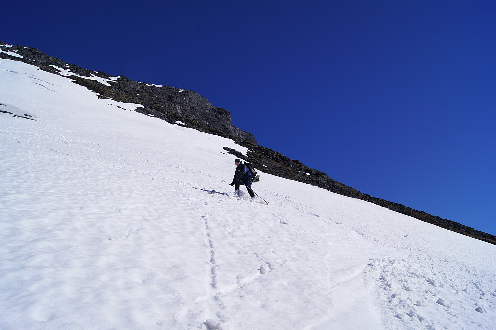 Eivind på vei ned østflanken mot Spiterstulen. Det går fint på 22 år gamle fjellski. 