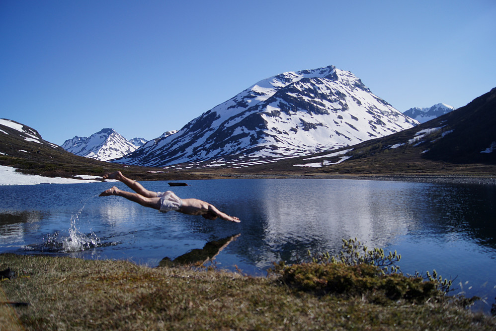 Skisensongen 13/14 ble avsluttet med et forfriskende bad i elven ved Spiterstulen 