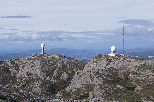 De to hvite radiotårnene like NØ for Liatårnet. 