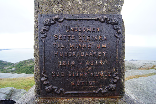 Skilt på steinen som ble satt opp av ungdommen på Hidra i forbindelse med 100 års jubileet av grunnloven 1914
