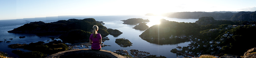 Sigrid nyter utsikten mot vest. Kirkehavn til høyre på bildet. Hidra er en nydelig øy