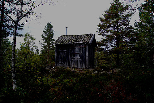 Ett lite hus plassert langt inne i Finnemarka