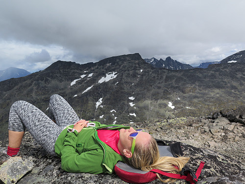 Sigrid nyter tilværelsen på toppen av Nørdre Slettmarkhøe