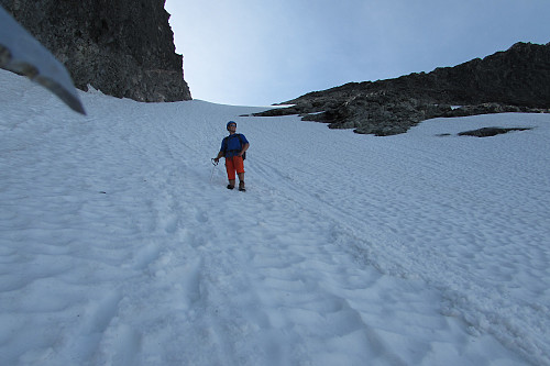 Meg nedover rennen på sørsiden av Stølsmaradalstinden. Tenker tilbake til våren i 2012 da jeg freste nedover her på ski