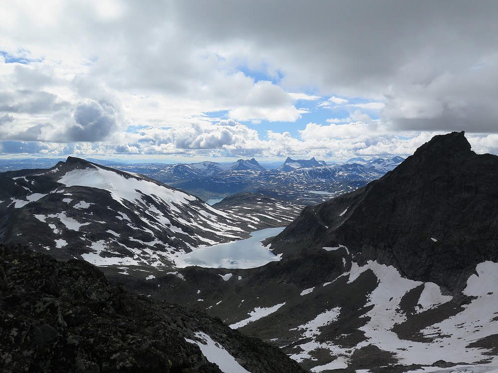 Galdebergtinden til venstre og Slettmarkpiggen til høyre. Mellom dem ligger Uksedalstjernet og Uksedalen litt lenger bak. Lenger bak kan man skimte litt av Bygdin og Fondsbu. Falketind og Stølsnostind er heller aldri å ta feil av fra denne vinkelen