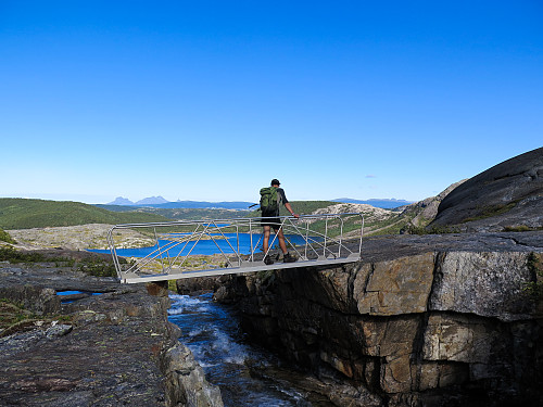 Sven Are på vei over broen på nordsiden av Øvre Åselivatnet