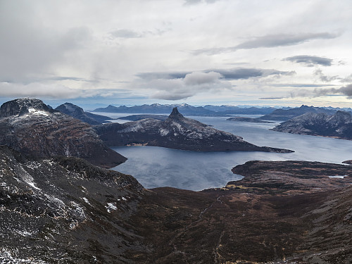Utsikt mot Sjunkfjorden og Skeistinden