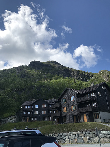 Vesle Røggjin sett fra parkeringsplassen ved startpunktet.