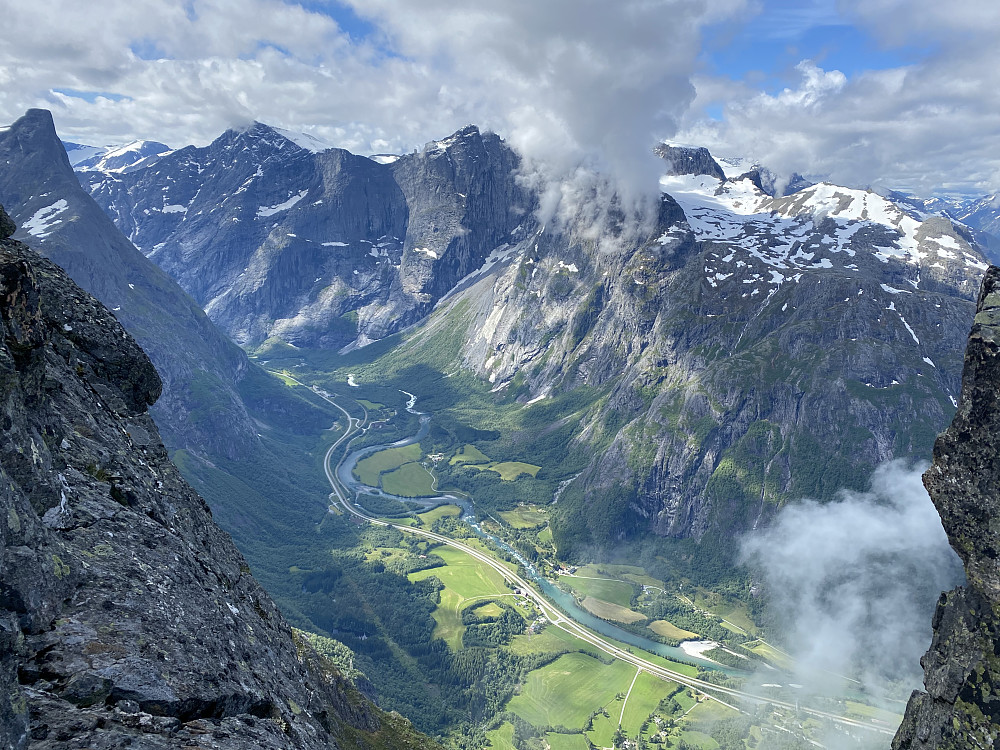 Utsikt fra Blånebba mot Romsdalshorn og Trollveggen.