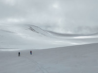 Flott skue med snødekt landskap på veg mot Svartdalskollen