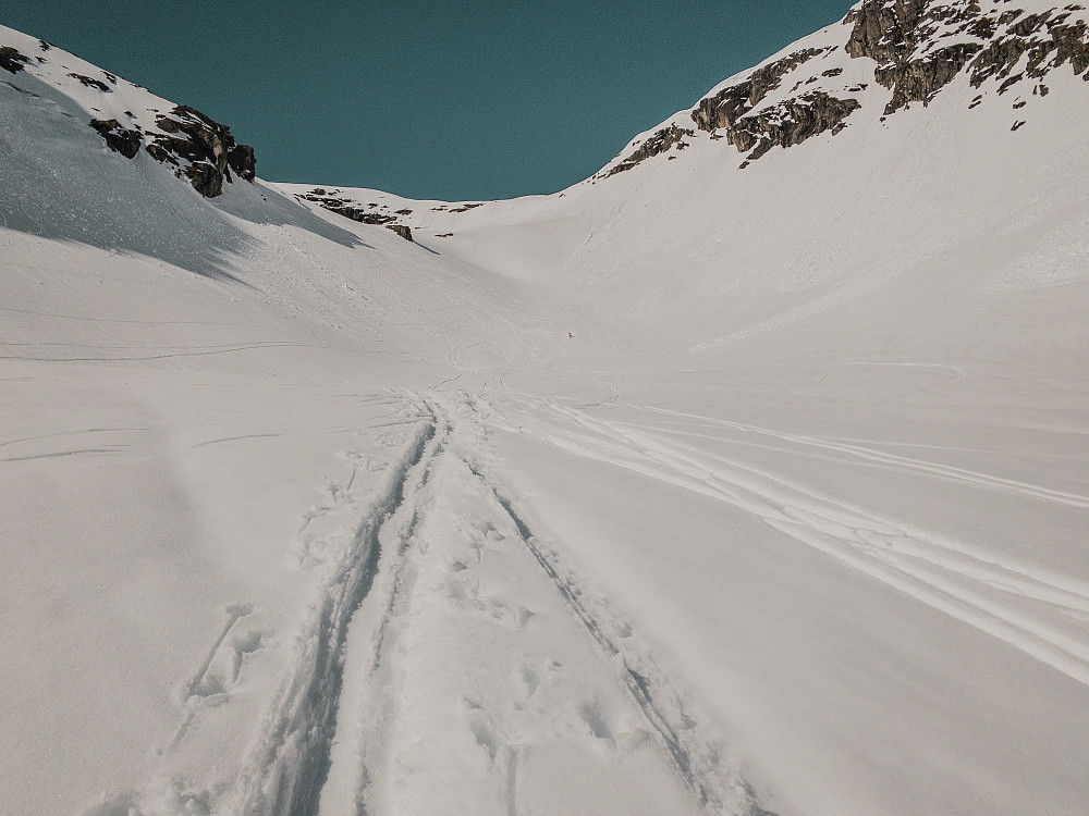Liten skiløpar i mektig terreng ned gjennom Kannsdalen