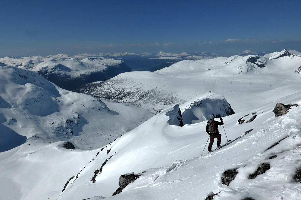 Ole Marius sniker seg ned fra Staveskoren (1458m). Herfra kan en sikkert klatre/rapelere mer direkte mot Storgladnebba også, men er man på ski så er man på ski!