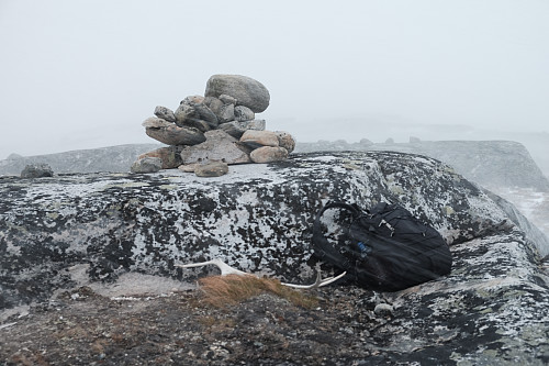 The summit of Kjemåfjellet (972m).  Note the reindeer antler (I presume!).