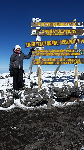 Her står jeg på toppen av Uhuru Peak 5895 meter over havet