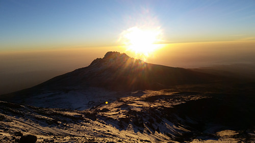 Soloppgang fra toppen av Uhuru Peak 5895 meter over havet