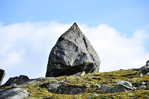 Den spisse steinen under toppunktet på Nedre Tverrberget