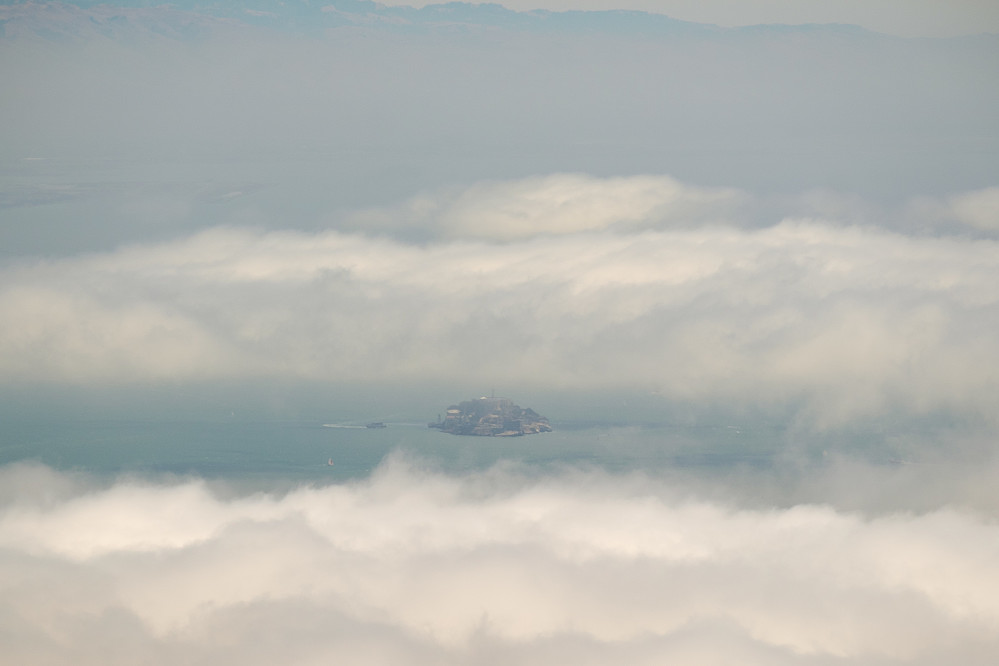 Alcatraz i skyene