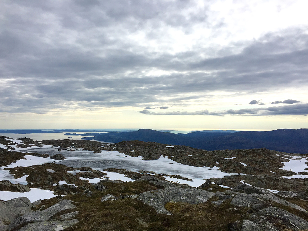 Utsikt mot Bjørnafjorden og havet i vest fra Fossabotnsnakkane