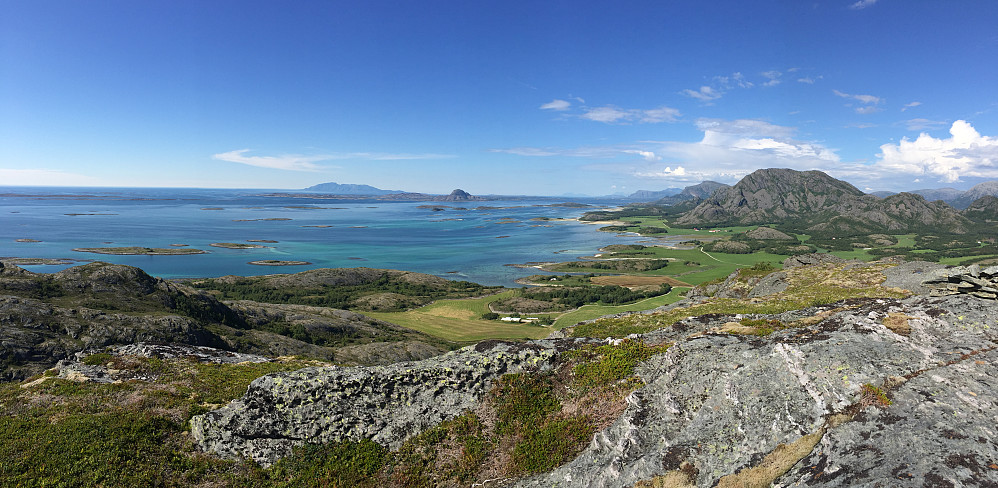 Helgelandsprakt. Mardalsfjellet til høyre, og Torghatten og Vega i det fjerne.