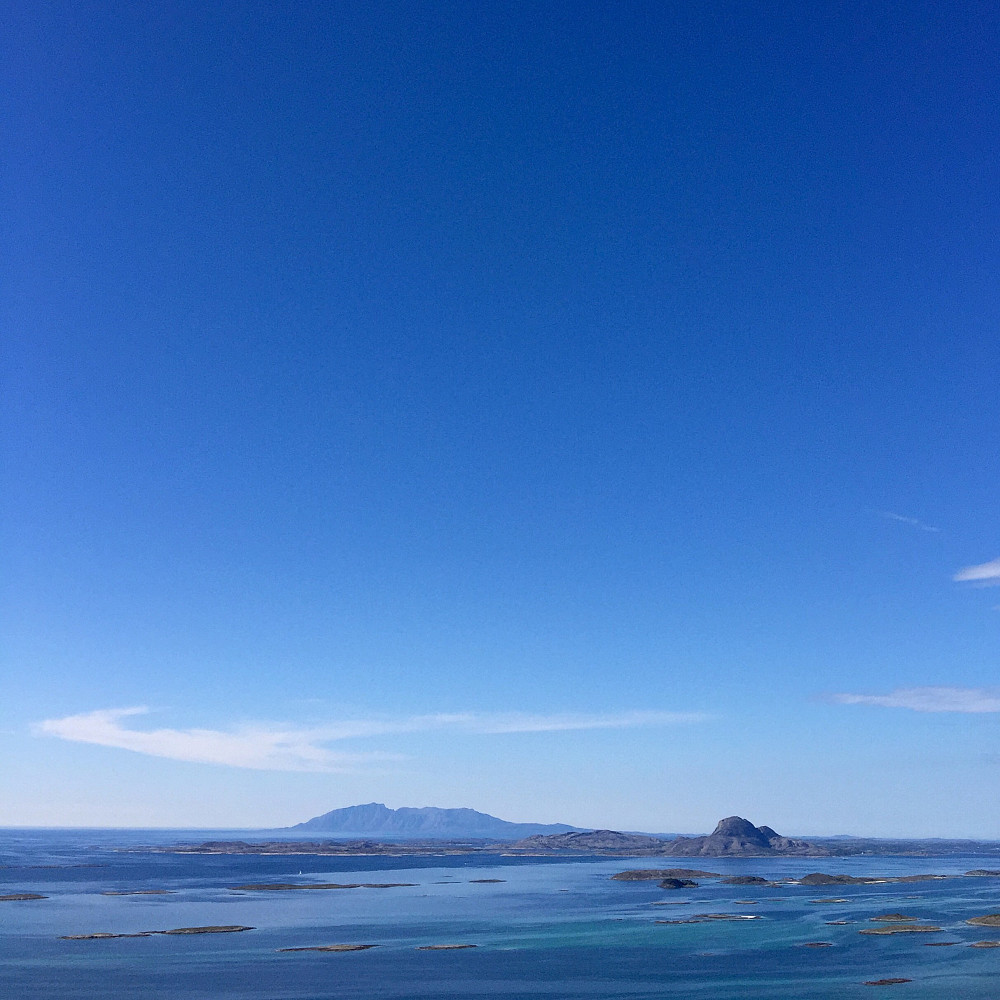 Torghatten foran og Vega bak