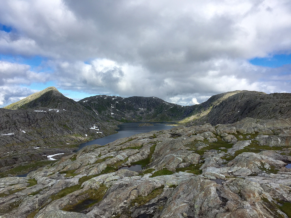 Langvatnet med omkringliggende topper. Råkfjellet til høyre og det litt spisse Engelvikfjellet til venstre.